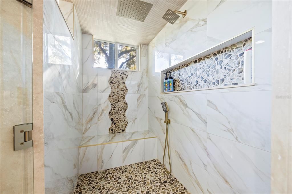 合同活跃: $465,000 (4 贝兹, 3 浴室, 2436 平方英尺)