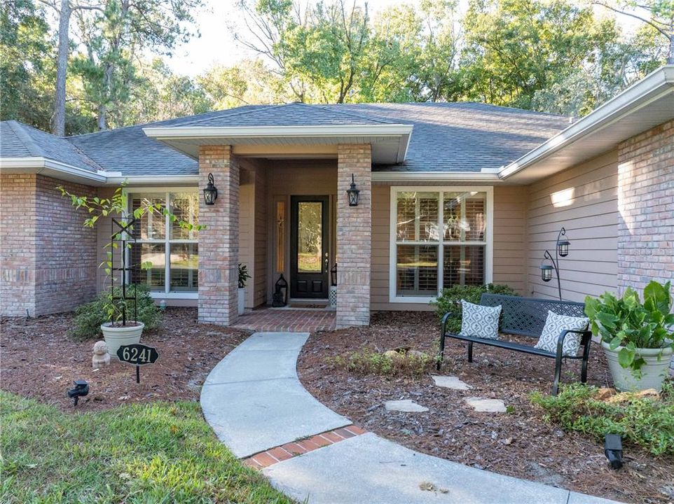 合同活跃: $465,000 (4 贝兹, 3 浴室, 2436 平方英尺)