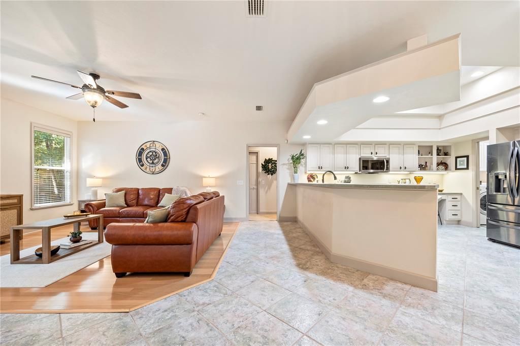 合同活跃: $465,000 (4 贝兹, 3 浴室, 2436 平方英尺)