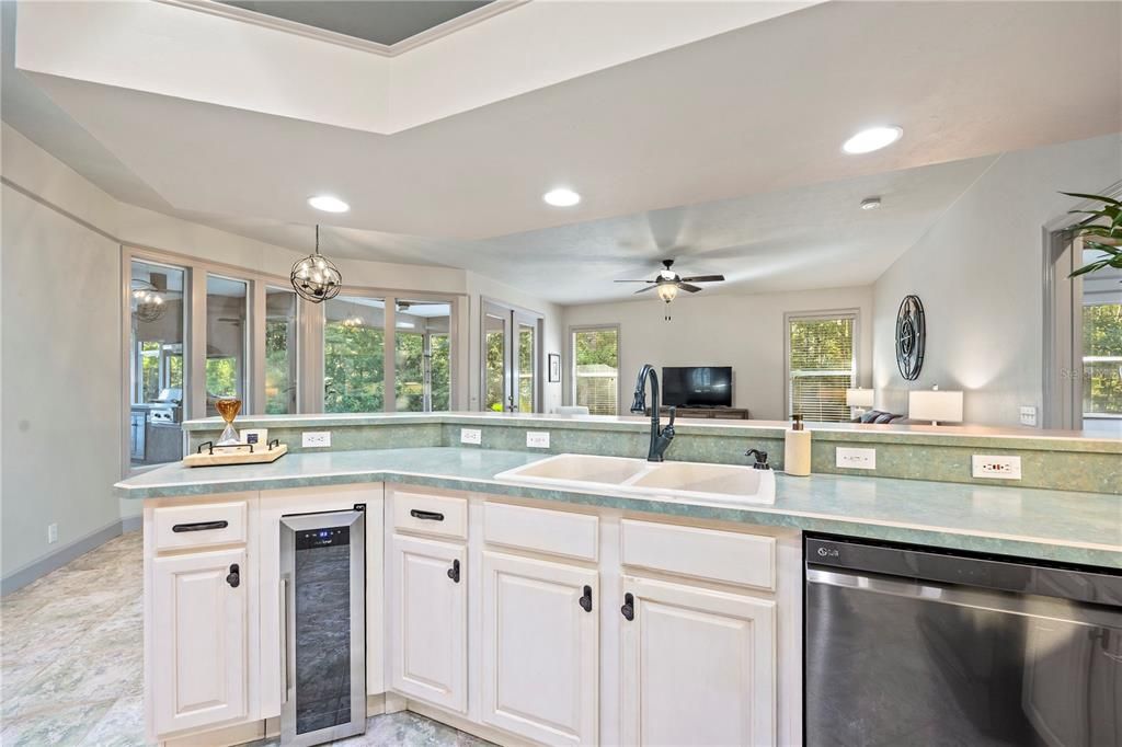 合同活跃: $465,000 (4 贝兹, 3 浴室, 2436 平方英尺)