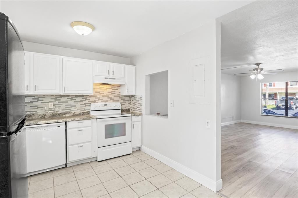 待售: $163,700 (2 贝兹, 1 浴室, 1024 平方英尺)