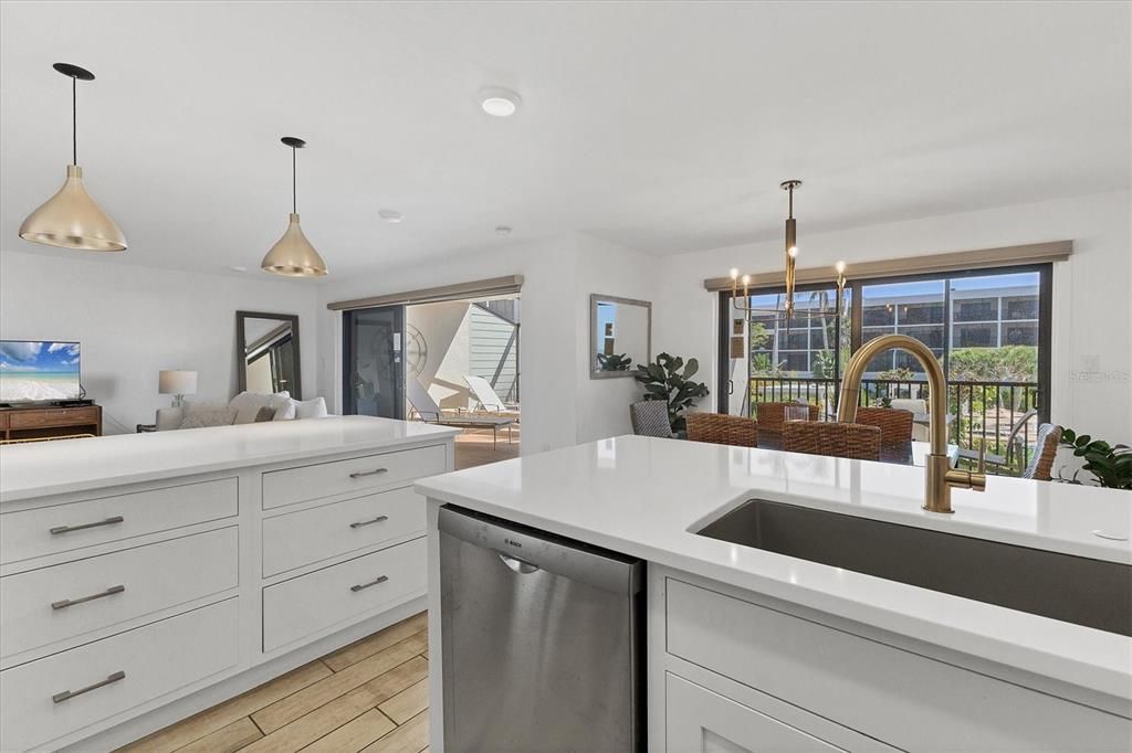 待售: $1,299,000 (2 贝兹, 2 浴室, 1334 平方英尺)