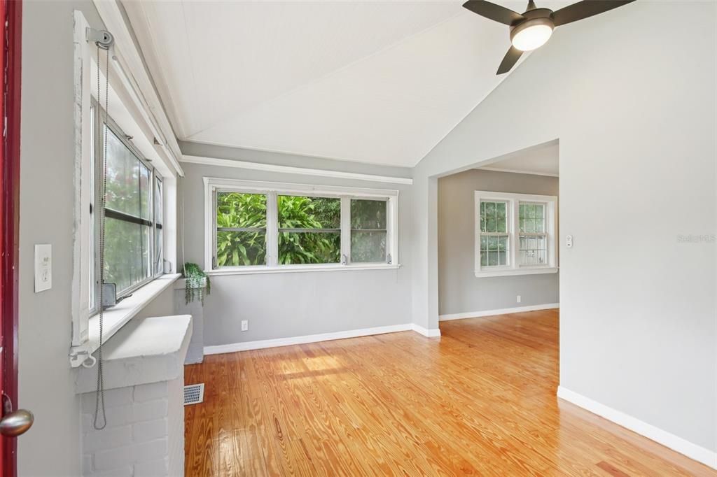 待售: $275,900 (2 贝兹, 2 浴室, 1014 平方英尺)