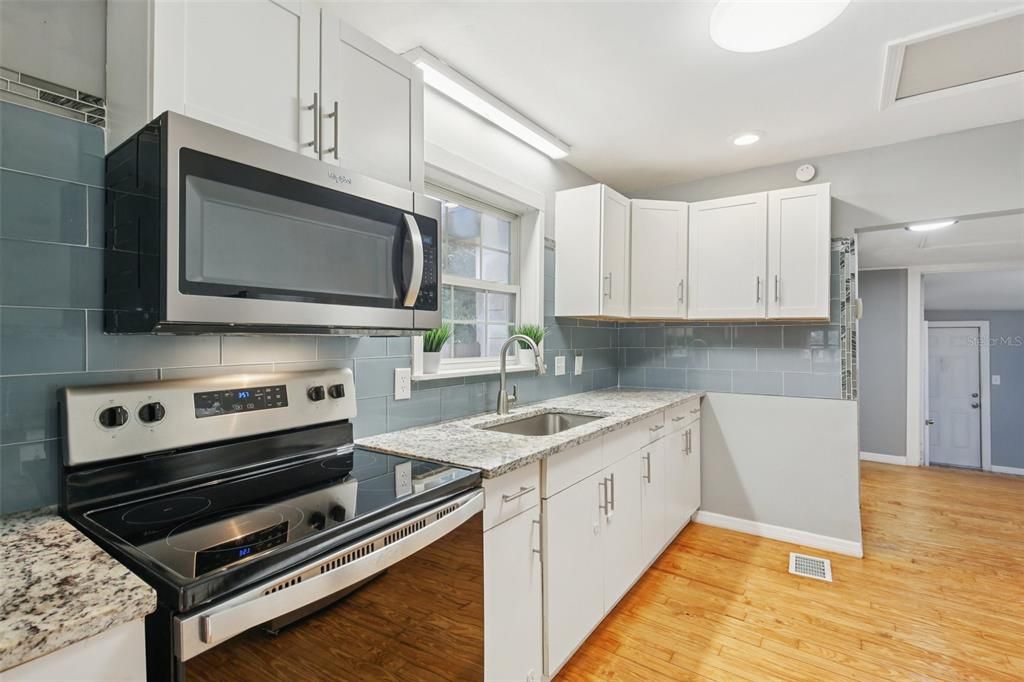 待售: $275,900 (2 贝兹, 2 浴室, 1014 平方英尺)