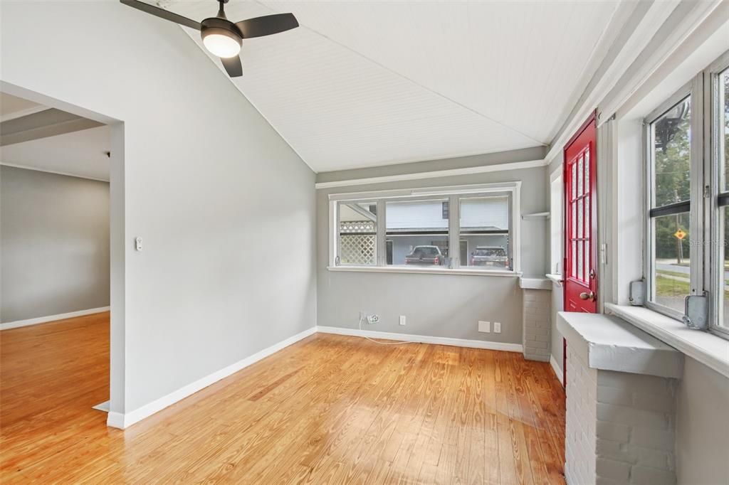 待售: $275,900 (2 贝兹, 2 浴室, 1014 平方英尺)