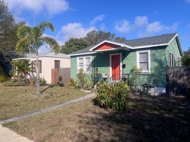 Active With Contract: $2,095 (2 beds, 1 baths, 808 Square Feet)