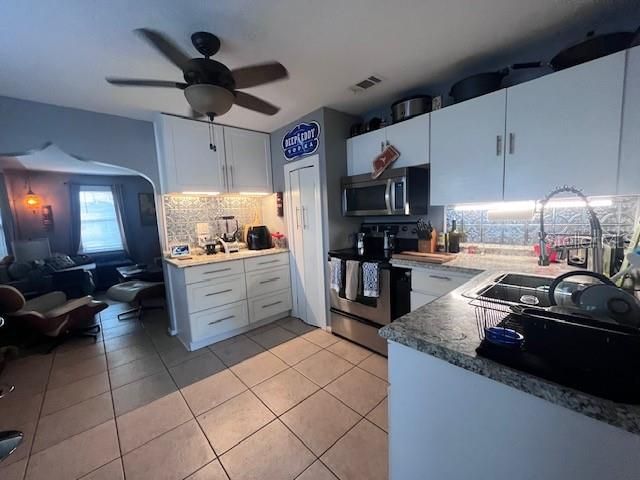 Active With Contract: $2,095 (2 beds, 1 baths, 808 Square Feet)