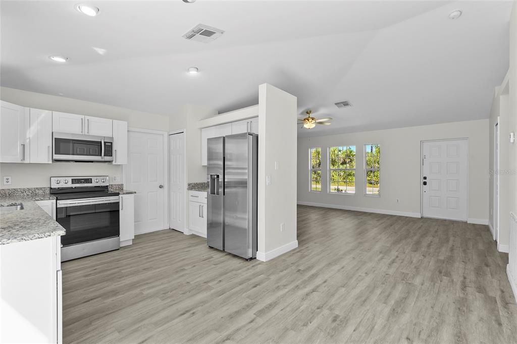 Active With Contract: $259,000 (3 beds, 2 baths, 1286 Square Feet)