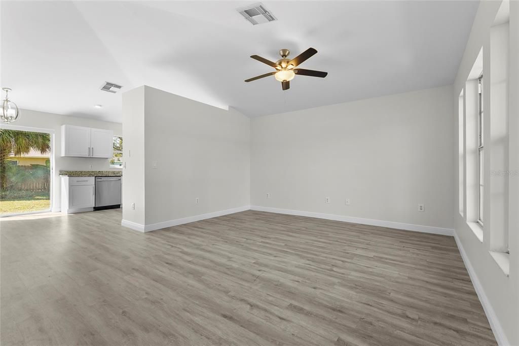Active With Contract: $259,000 (3 beds, 2 baths, 1286 Square Feet)