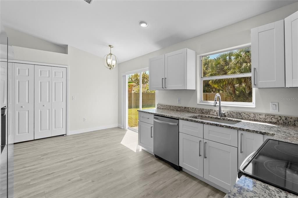 Active With Contract: $259,000 (3 beds, 2 baths, 1286 Square Feet)