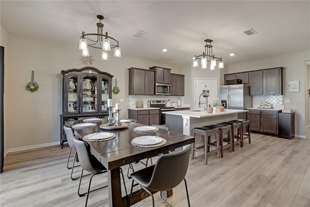 待售: $409,900 (5 贝兹, 3 浴室, 2501 平方英尺)