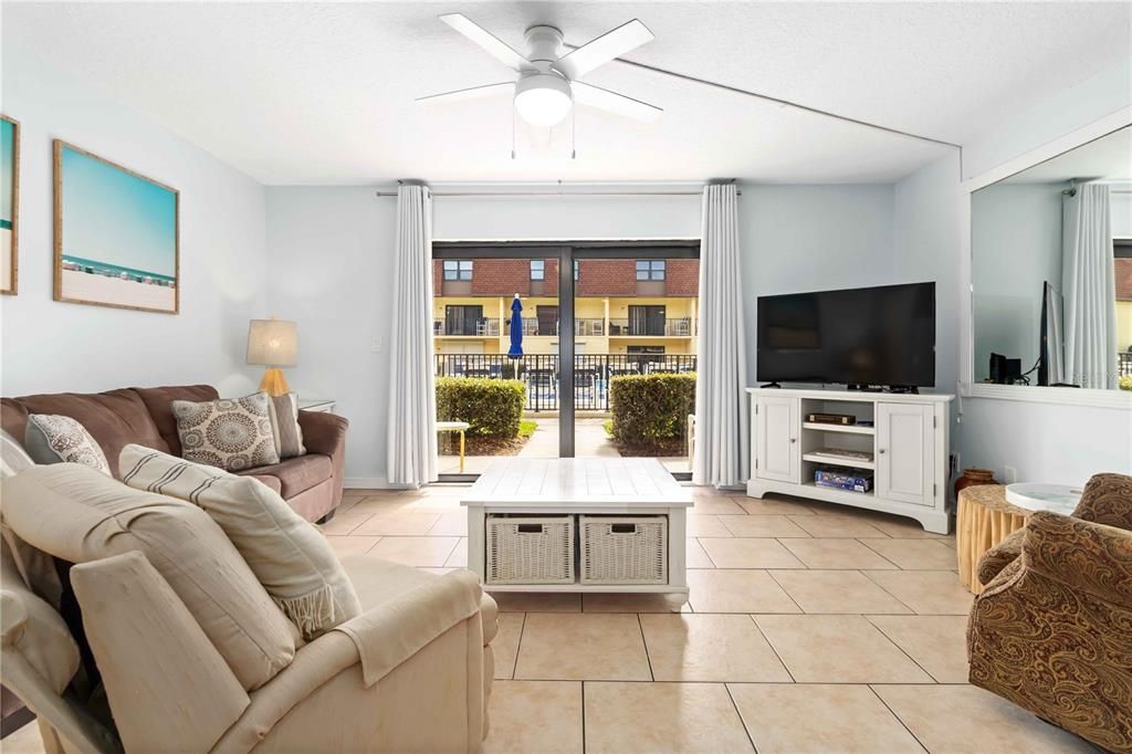 На продажу: $449,000 (2 спален, 2 ванн, 1098 Квадратных фут)