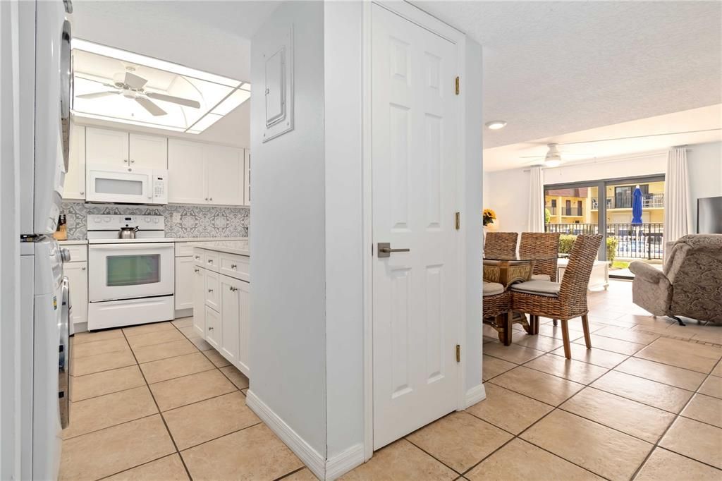 На продажу: $449,000 (2 спален, 2 ванн, 1098 Квадратных фут)