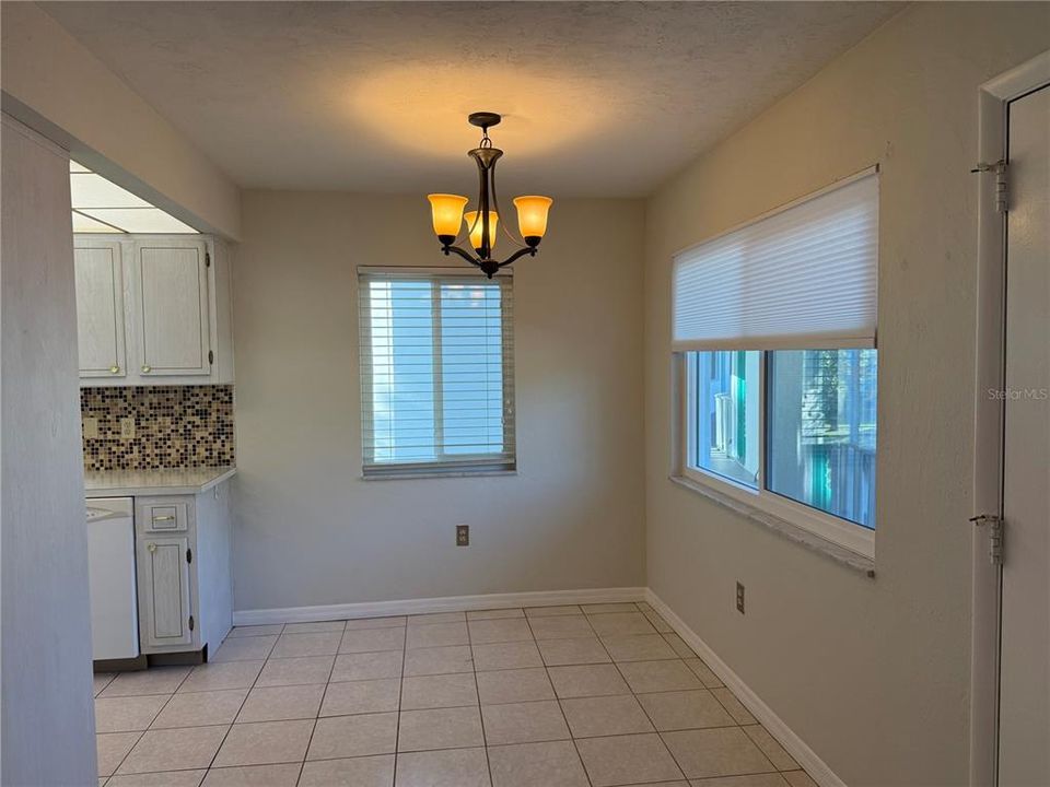 出租: $1,375 (2 贝兹, 1 浴室, 874 平方英尺)