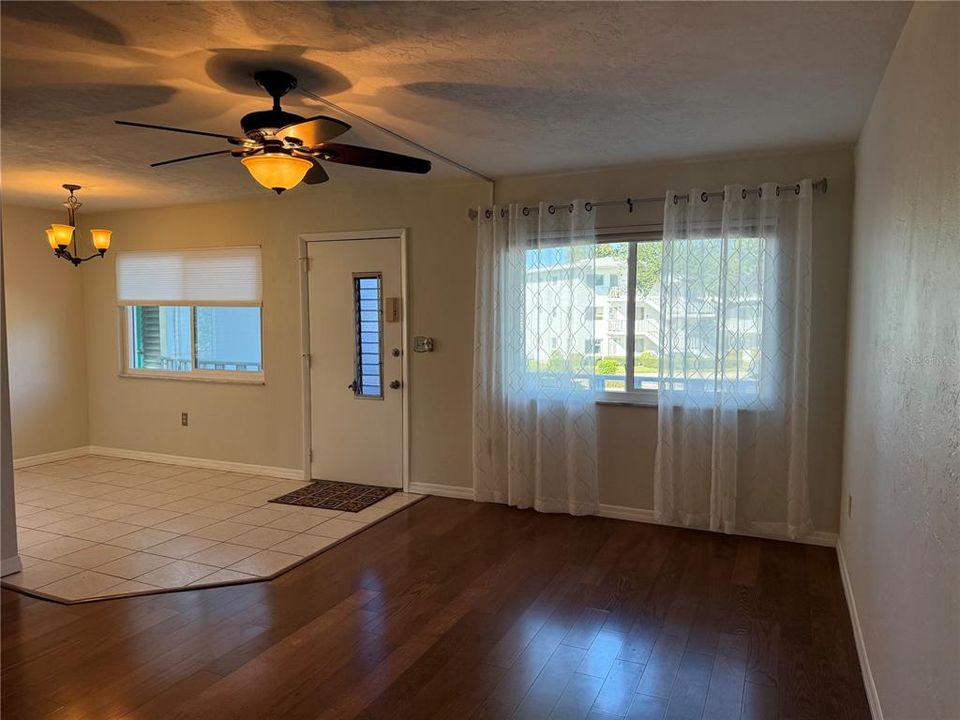 出租: $1,375 (2 贝兹, 1 浴室, 874 平方英尺)