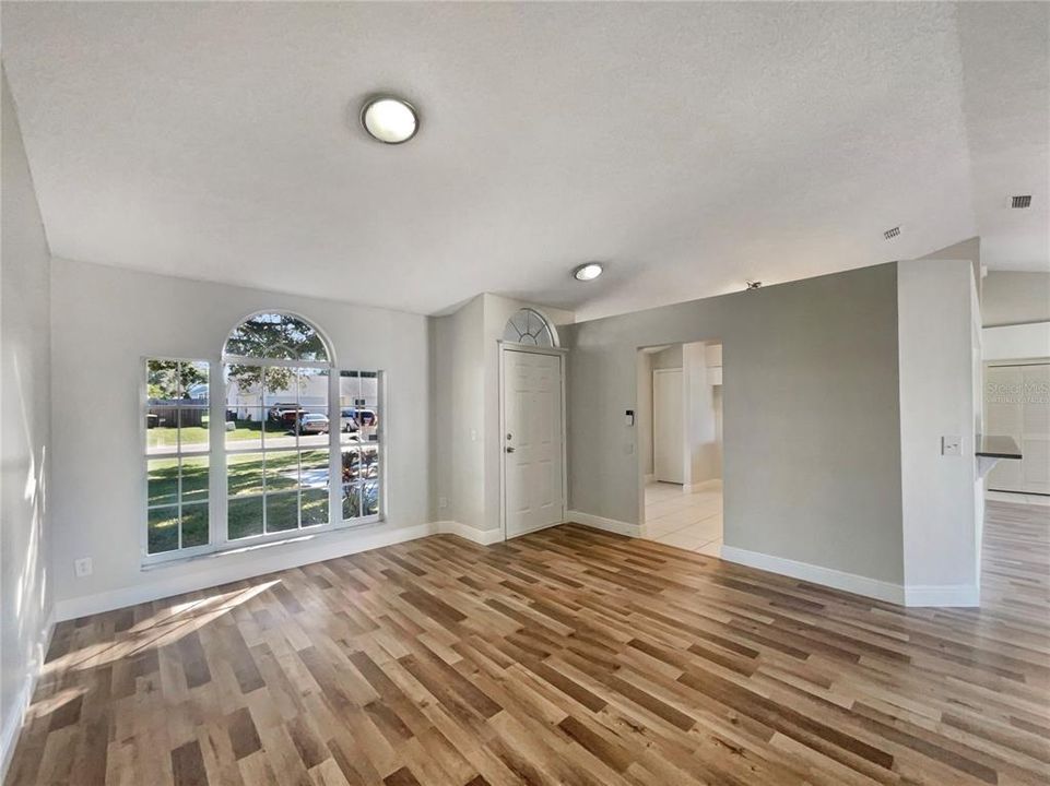 Под контрактом: $320,000 (3 спален, 2 ванн, 1616 Квадратных фут)