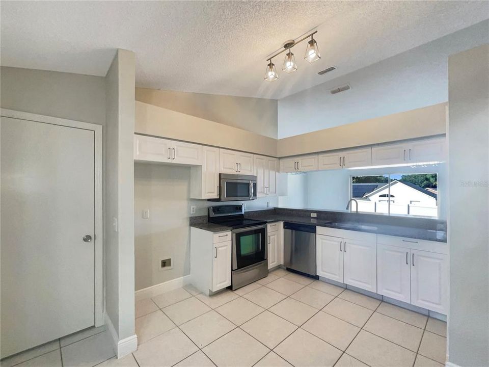 Под контрактом: $320,000 (3 спален, 2 ванн, 1616 Квадратных фут)