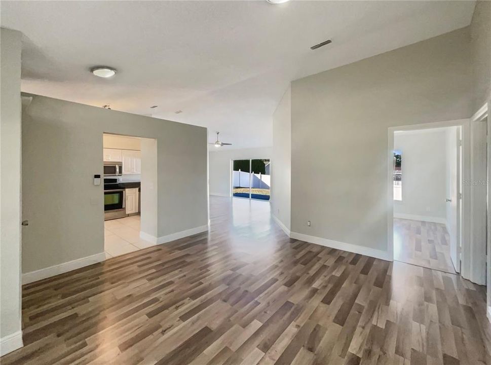 Под контрактом: $320,000 (3 спален, 2 ванн, 1616 Квадратных фут)