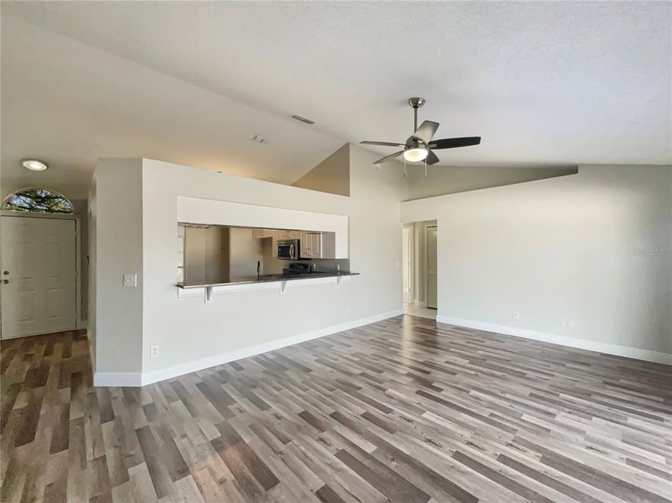 Под контрактом: $320,000 (3 спален, 2 ванн, 1616 Квадратных фут)