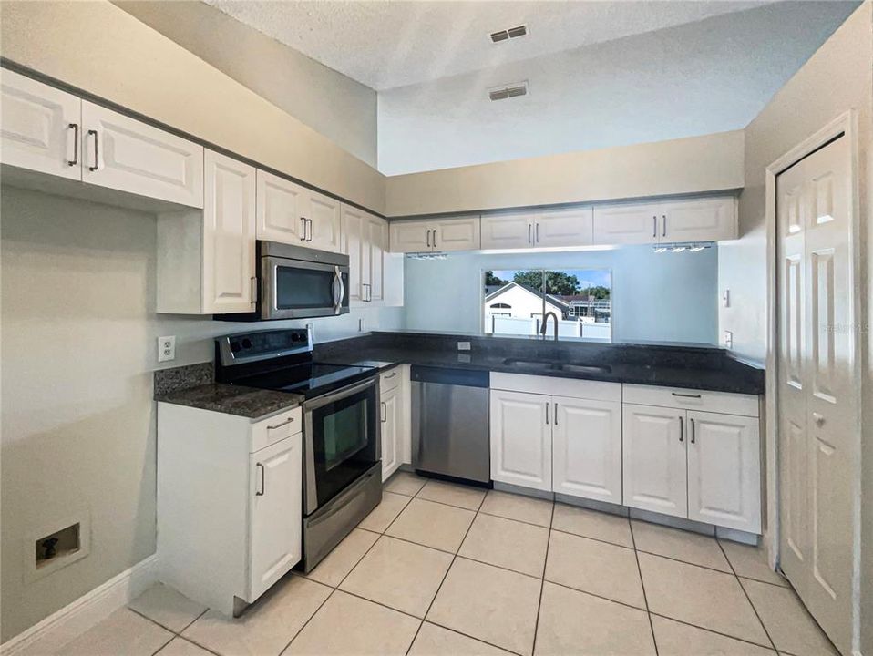 Под контрактом: $320,000 (3 спален, 2 ванн, 1616 Квадратных фут)