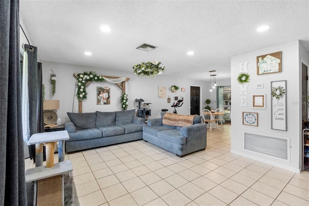 For Sale: $254,900 (3 beds, 2 baths, 1260 Square Feet)