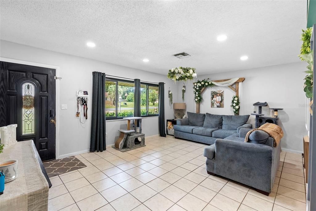 For Sale: $254,900 (3 beds, 2 baths, 1260 Square Feet)