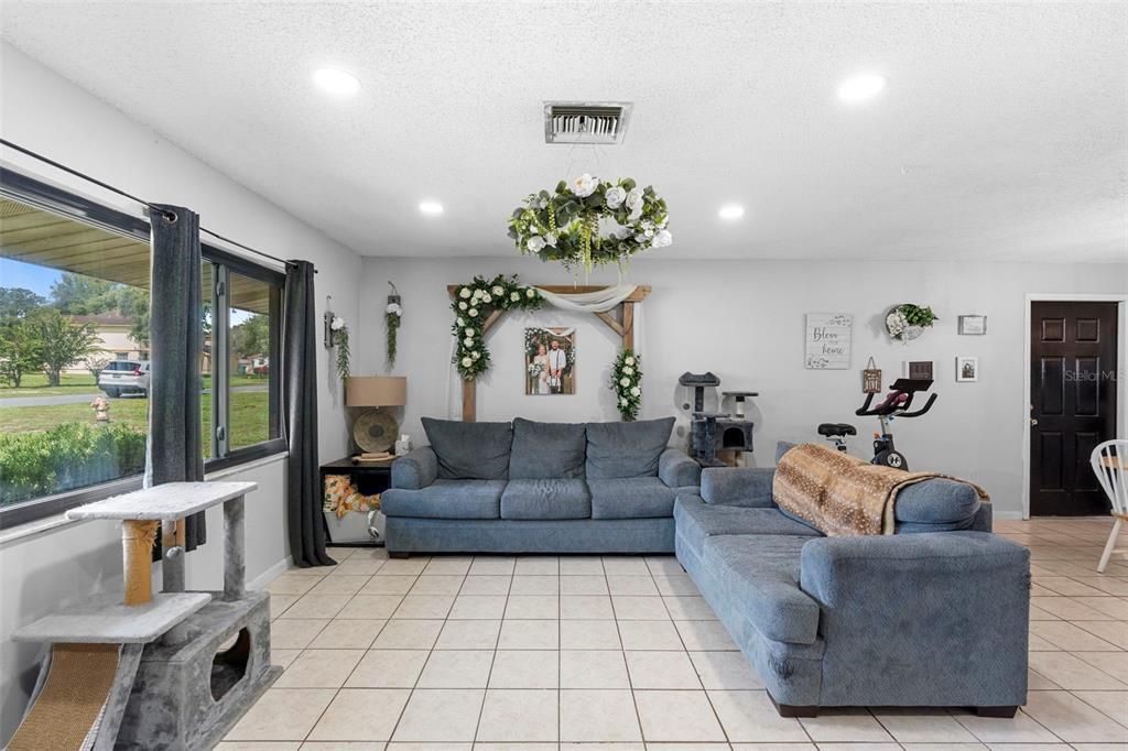 For Sale: $254,900 (3 beds, 2 baths, 1260 Square Feet)