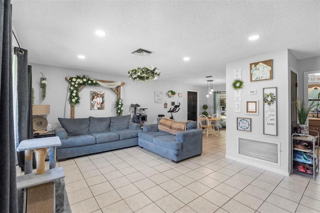 For Sale: $254,900 (3 beds, 2 baths, 1260 Square Feet)