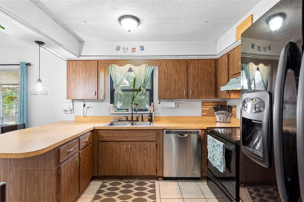 For Sale: $254,900 (3 beds, 2 baths, 1260 Square Feet)