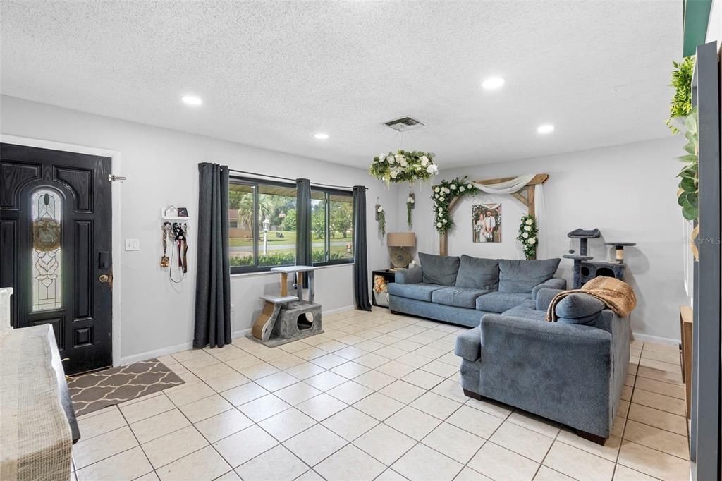 For Sale: $254,900 (3 beds, 2 baths, 1260 Square Feet)