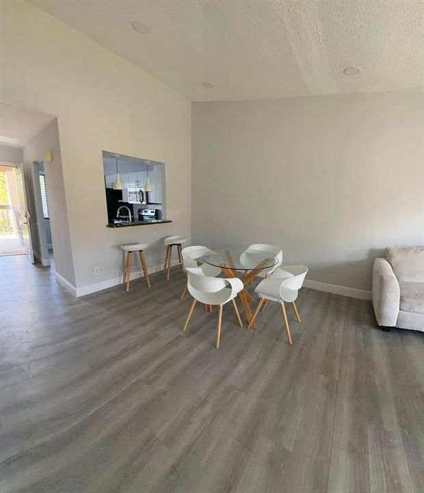 For Sale: $298,000 (2 beds, 2 baths, 893 Square Feet)