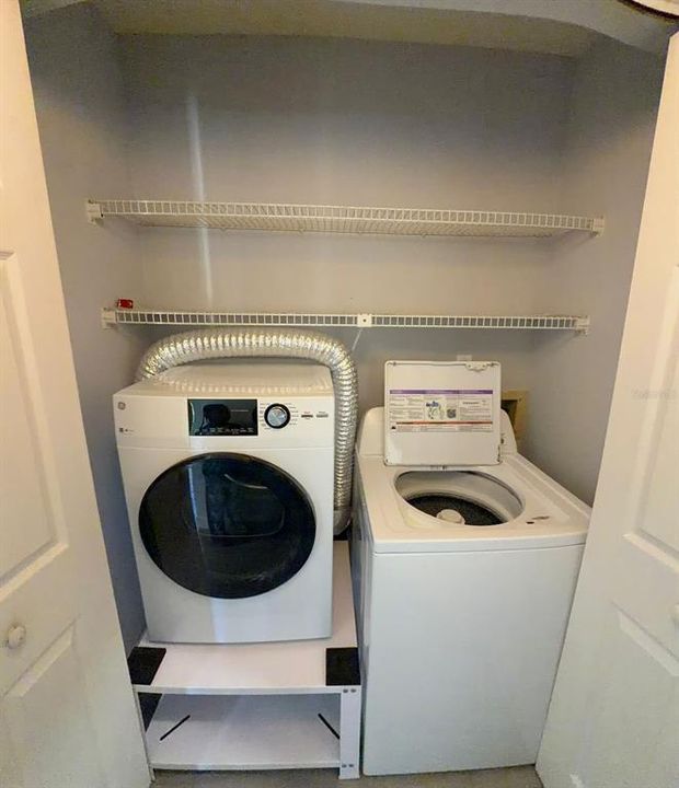 For Sale: $298,000 (2 beds, 2 baths, 893 Square Feet)