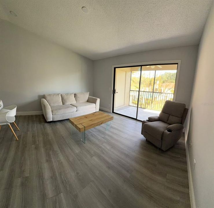 For Sale: $298,000 (2 beds, 2 baths, 893 Square Feet)