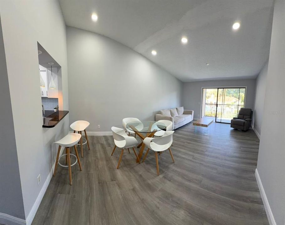 For Sale: $298,000 (2 beds, 2 baths, 893 Square Feet)