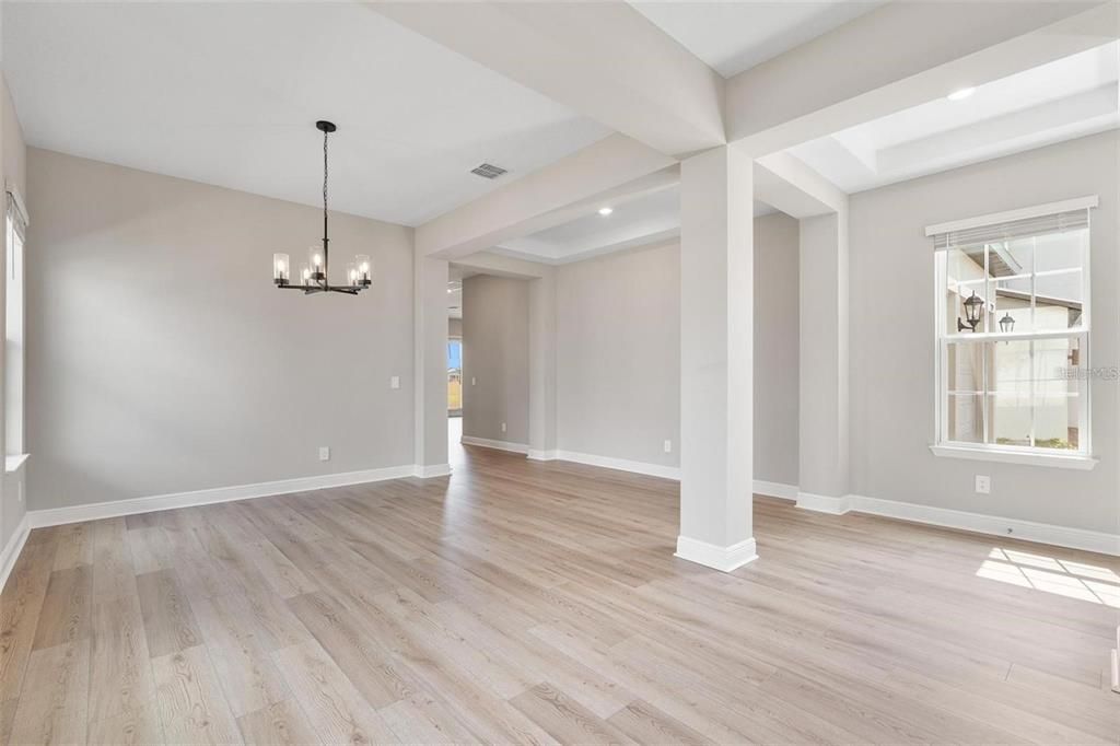 出租: $5,850 (4 贝兹, 3 浴室, 3300 平方英尺)