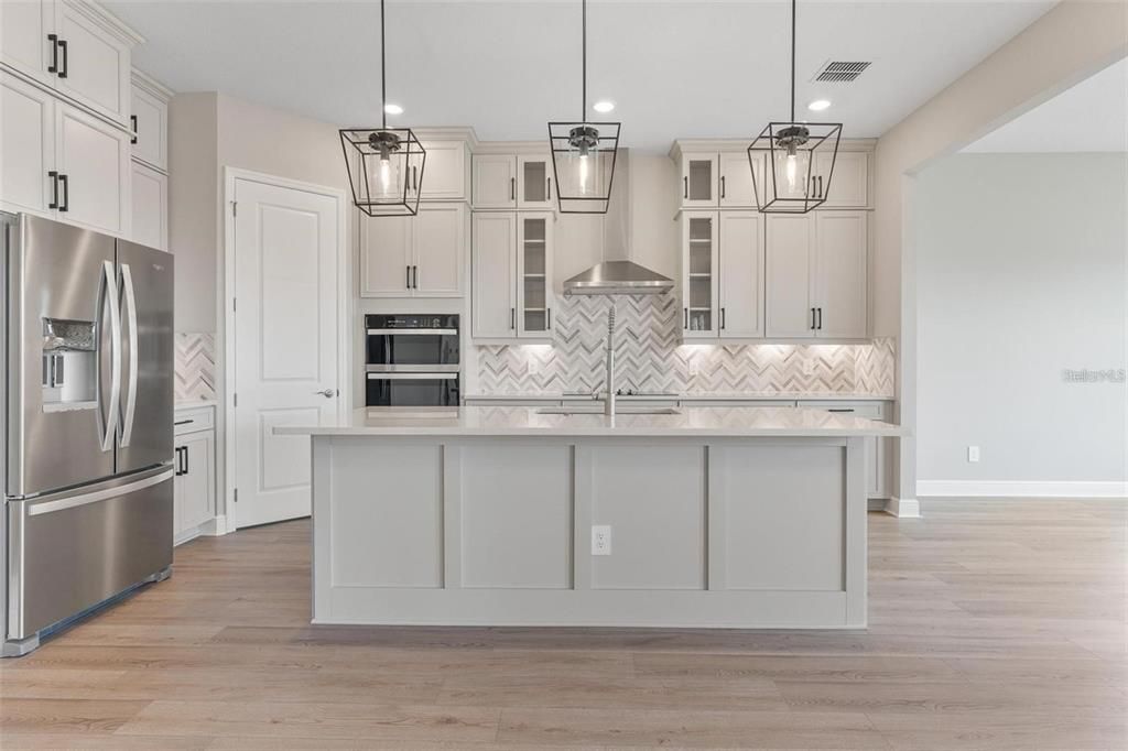 出租: $5,850 (4 贝兹, 3 浴室, 3300 平方英尺)