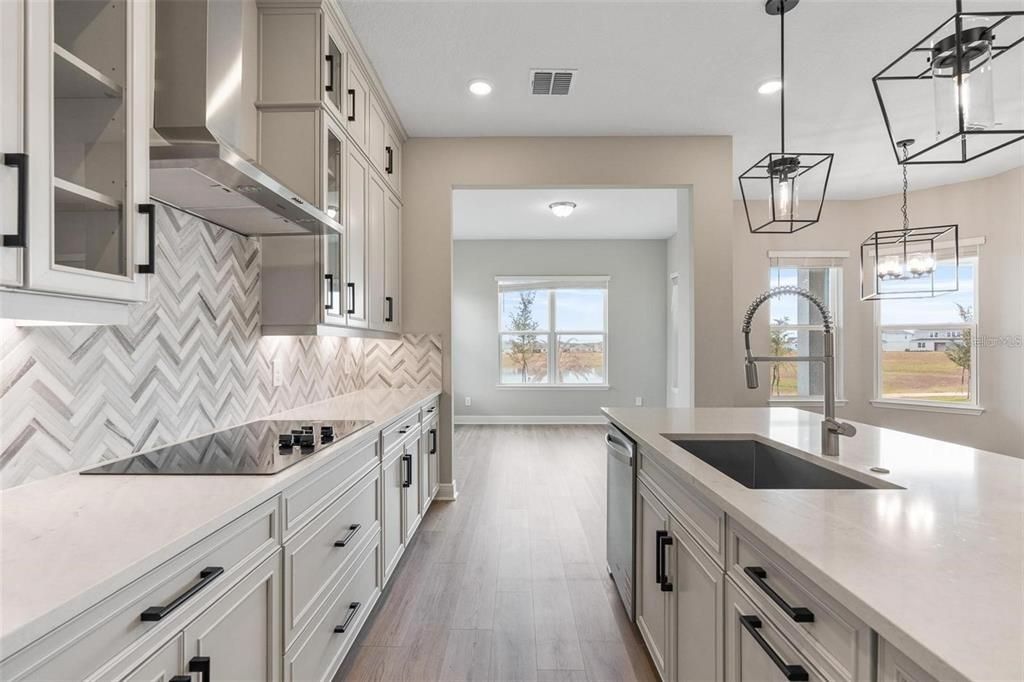 出租: $5,850 (4 贝兹, 3 浴室, 3300 平方英尺)