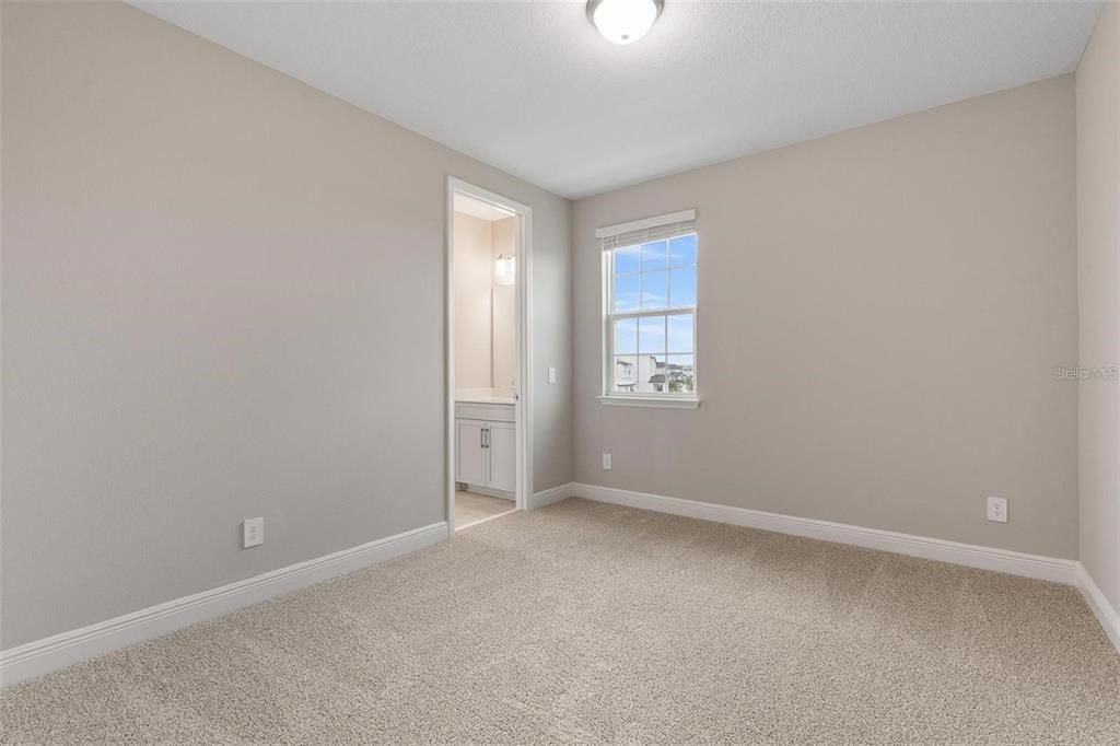 出租: $5,850 (4 贝兹, 3 浴室, 3300 平方英尺)