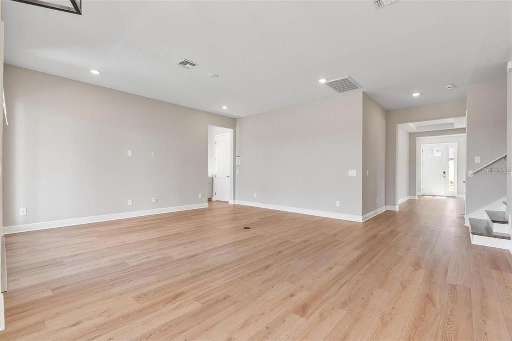 出租: $5,850 (4 贝兹, 3 浴室, 3300 平方英尺)