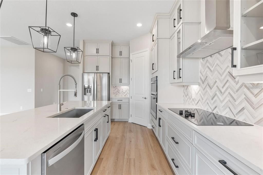 出租: $5,850 (4 贝兹, 3 浴室, 3300 平方英尺)