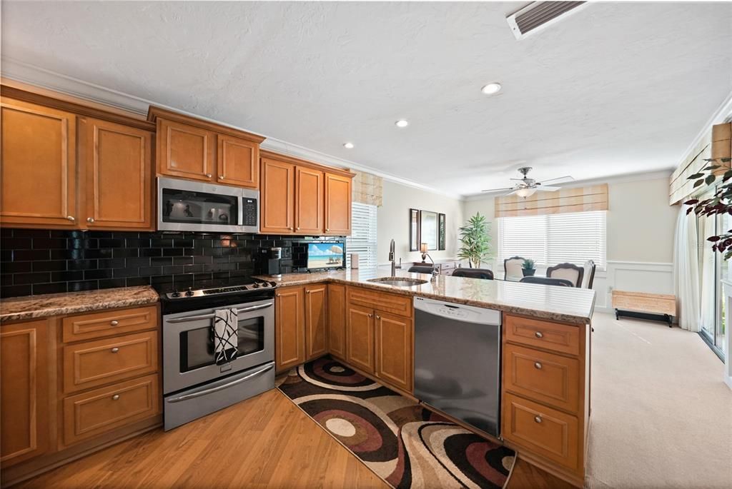 For Sale: $319,900 (2 beds, 2 baths, 1498 Square Feet)