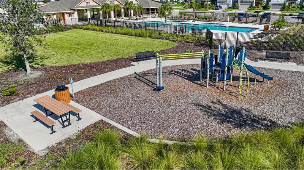 Active With Contract: $549,900 (4 beds, 2 baths, 2334 Square Feet)