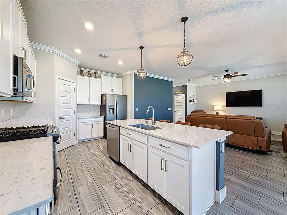 Active With Contract: $549,900 (4 beds, 2 baths, 2334 Square Feet)