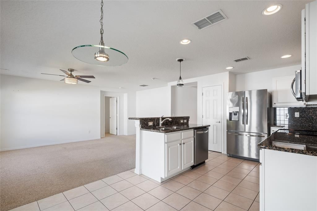 Active With Contract: $400,000 (3 beds, 2 baths, 1960 Square Feet)