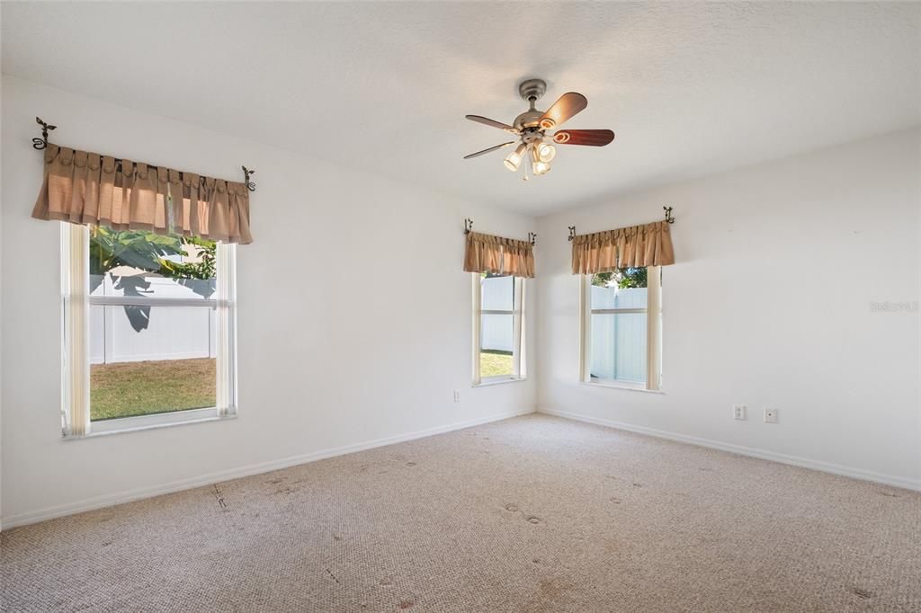 Active With Contract: $400,000 (3 beds, 2 baths, 1960 Square Feet)