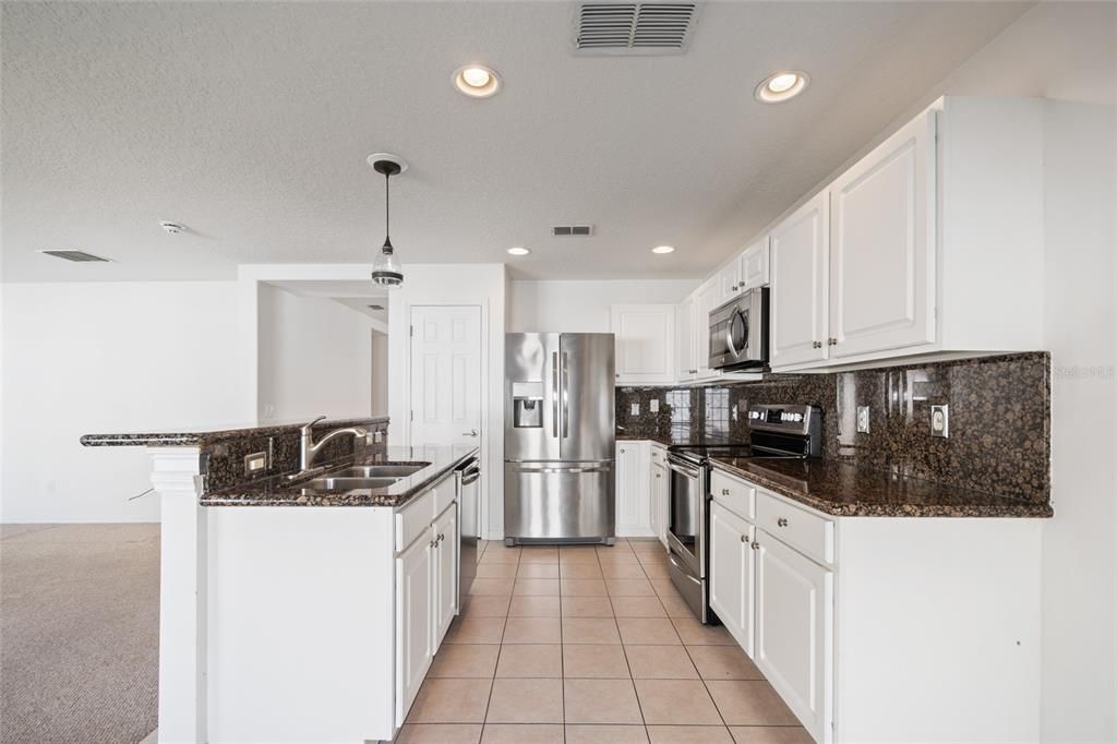 Active With Contract: $400,000 (3 beds, 2 baths, 1960 Square Feet)