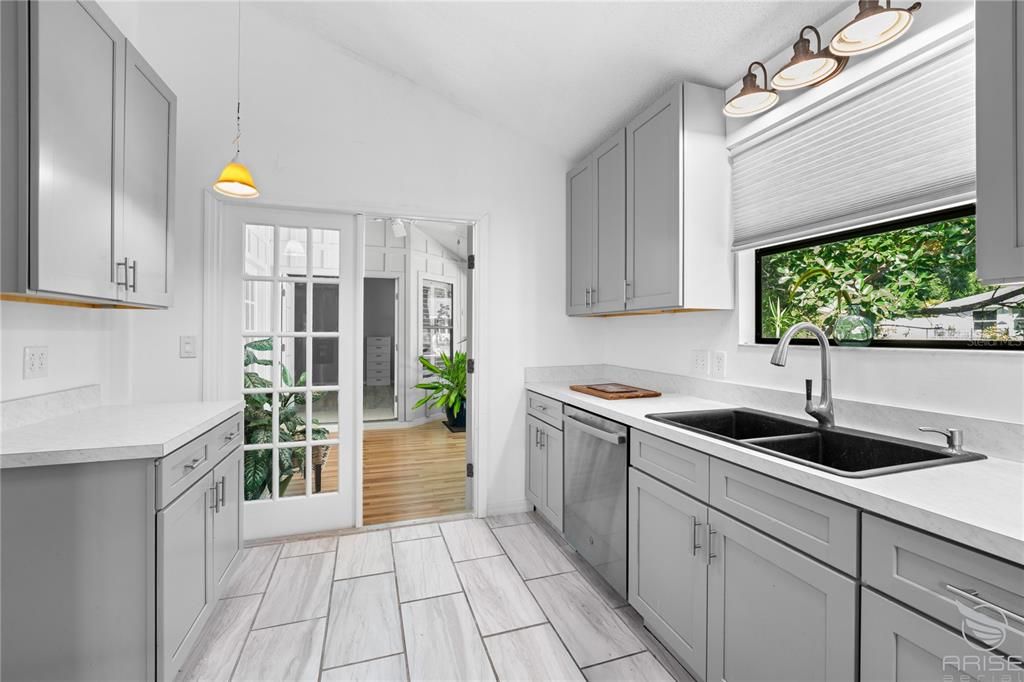 На продажу: $295,000 (3 спален, 2 ванн, 1459 Квадратных фут)