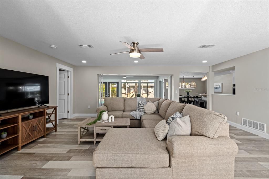 Active With Contract: $650,000 (3 beds, 2 baths, 1713 Square Feet)