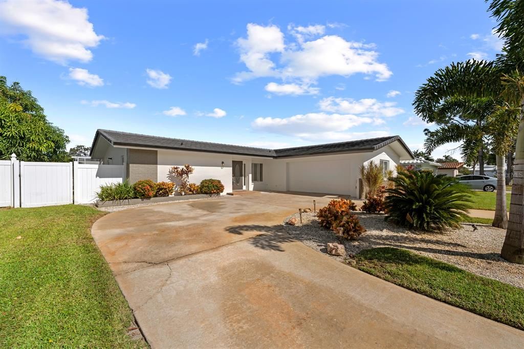 Active With Contract: $650,000 (3 beds, 2 baths, 1713 Square Feet)