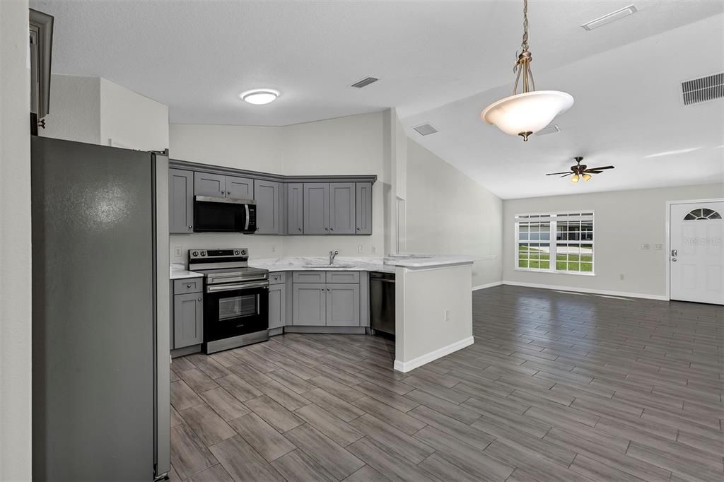 Active With Contract: $244,900 (3 beds, 2 baths, 1278 Square Feet)